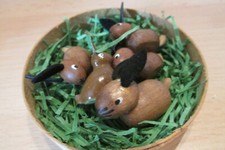 5 kleine DDR Osterhasen Kunstgewerbe in Holzschachtel im Gras