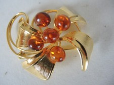 Brosche mit Bernstein