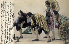 Ak Japan, Japaner in Volkstrachten, Sonnenschirm, Ente - 4493519