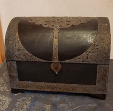 Hübsche kleine Holztruhe mit