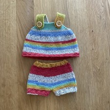 Handgestrickte Kleidung f
