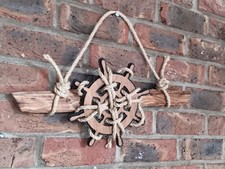 Schiffssteuerrad Holz-Deko an Holzfindling, Holzarbeit old style mit Sisalseil