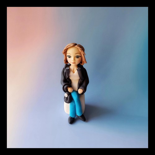 Junge frau tortenfigur - junge, aus