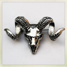 Ziege Pin Anstecker Hörner Widder Baphomet Brosche Satan Goth Gothic Teufel NEU