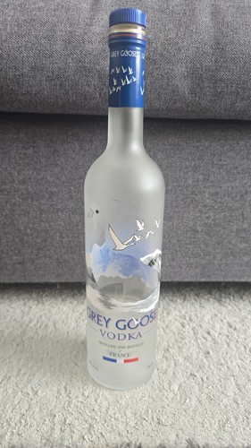 Leere grey goose vodka - grey,