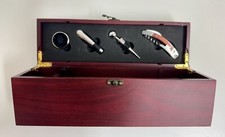 Weinbox, Holzkiste mit Tropfring, Ausgießer, Stopfen, Kellnermesser, Mahagoni