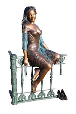Bronzefigur sitzende Frau auf