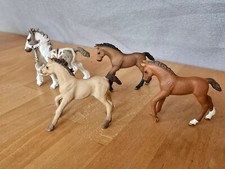 4 junge Schleich-Fohlen mit
