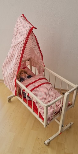 Puppenwiege auf roller mit - puppenwiege,