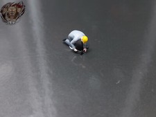 1/87 Bauarbeiter Pflastersteine legen Hammer Figur Mann Baustelle Diorama H0 HO