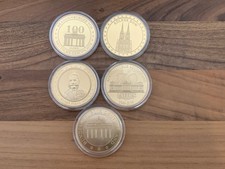 5x vergoldete Gedenkmedaillen
