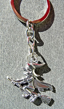 Metall Schlüsselanhänger  Hexe auf Besen  Taschenanhänger