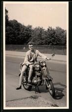 Fotografie Schönefeld, Leipzig, Motorrad Jawa 175, lässiger Bursche auf Krad si 