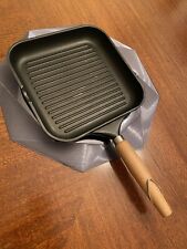 ALUGUSS PFANNE 24cm IM QUADRAT, LÄNGE MIT HOLZGRIFF 44cm ZUM AUFHÄNGEN,NEUWERTIG