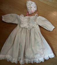 Puppe Taufkleid Crinkle-Batist m Sticksaum gehäkelte Mütze weiß Vintage