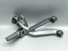 Suzuki GSXR1000 K4 Rechts Hinten Fußrastenanlage Rear right footrest (1) 05'