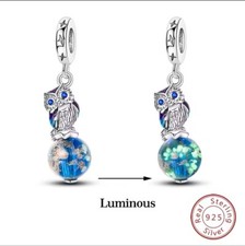 Eule auf leuchtende Kugel