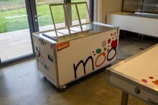 mobile IFI Bellevue Eistheke für Messe & Events: 6 Eissorten, robust, auf Rollen