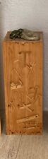 Deko Holzsäule aus Fichtenholz mit handgeschnitzten Werkzeugen