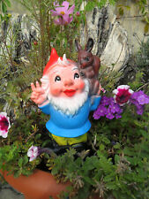 Gartenzwerg niedlich mit Eichhörnchen Gartendekoration bruchsicher 22 cm Figur