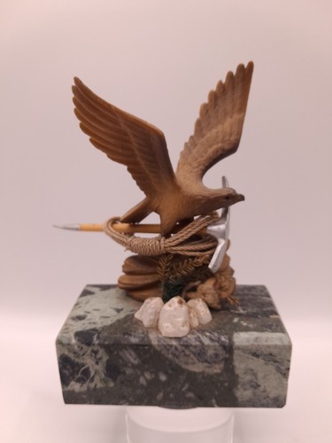 Geschnitzter adler mit - geschnitzter,