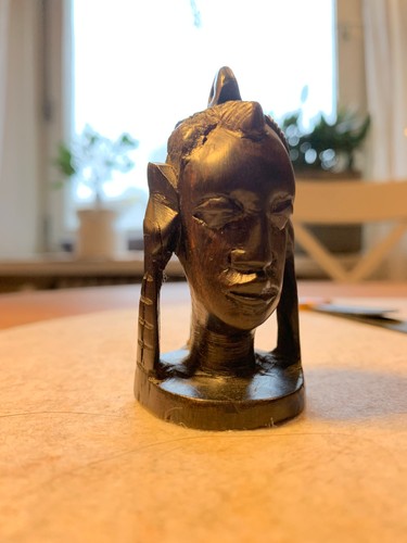 Kleine geschnitzte holzfigur - holzfigur,
