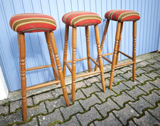 Kleine Kellerbar mit drei Hockern, Stilmöbel aus massiver Eiche