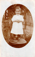 AK  Kleinkind steht mit Ball auf einem Stuhl