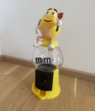 Gelber M&M Spender mit Blume
