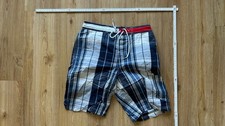 blau-weiß karierte Badehose