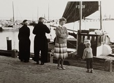 Frau Mutter steht lachend mit Jungen am Hafen vor Fischerboot Fischer Foto