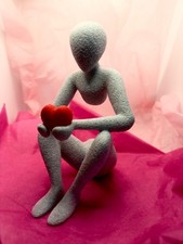 Moderne Dekofigur mit Herz –