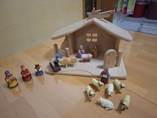 Tolle stabile Kinderkrippe mit sehr  schönen Figuren