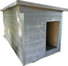 Original SAUERLAND Holz-Hundehütte in platingrau, Eingang kurze Seite