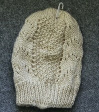 WARME STRICK MÜTZE  HELL BEIGE MIT LOCHMUSTER