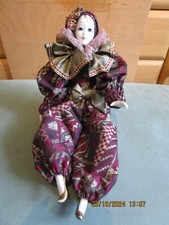 Harlekin Puppe sitzend, ca. 25cm hoch, Kopf-Arme u. Beine Porzellan