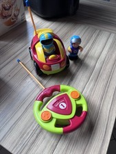 Ferngesteuerter Rennwagen mit zwei Rennfahrern 