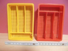 2 Kinder Puppen Besteckkasten in rot und gelb L. 13,5 cm - Made in Germany 70 er