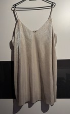 Wunderschönes Kleid in beige