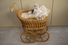 Nostalgischer Puppenwagen, exquisite Deko im Antik-Look inkl. Puppe & Wäsche