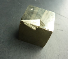 Wunderschöner Pyrit Kristall - natürlicher Pyrit Würfel 2 X 2,3 cm Katzengold