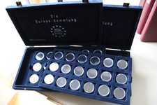 2 Münzboxen mit je einem Einlageboden und Kapseln für 64 Münzen, sehr hochwertig