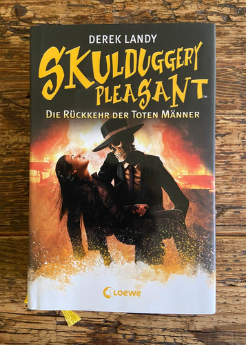 Skulduggery pleasant die - pleasant,