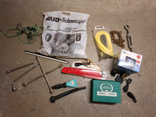 Autozubehör ua. Schneeketten, Schraubenschlüssel, Warndreieck, Navi