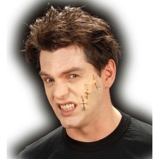 Realistische Piercing Wunden