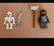 Lego Ninjago Figuren, Ninja Cole und Skelettkrieger mit Waffen.