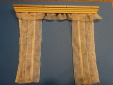Puppenstube 50-ger Jahre, zwei Gardinenstangen mit Gardinen