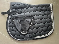 Schwarze Springschabracke Felix Bühler mit passender Fliegenhaube