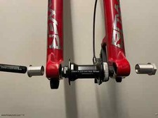 Fit a 15 x 110 mm frontwheel in you Rockshox Boxxer with this adapter. No Axle