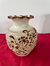 getöpferte Vase handarbeit, 15 cm Keramik, unsigniert, Vintage beige, 3D-Dekor